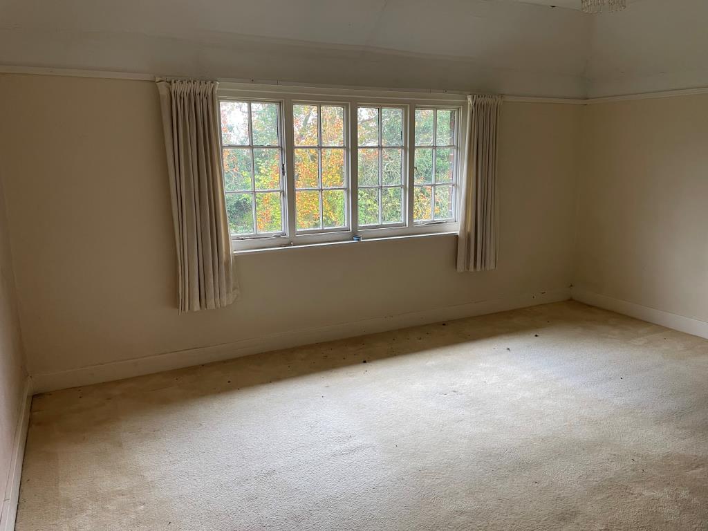 Lot: 24 - PART-POSSESSION INVESTMENT WITH POTENTIAL PRODUCING £20,820 PER ANNUM - Main front bedroom